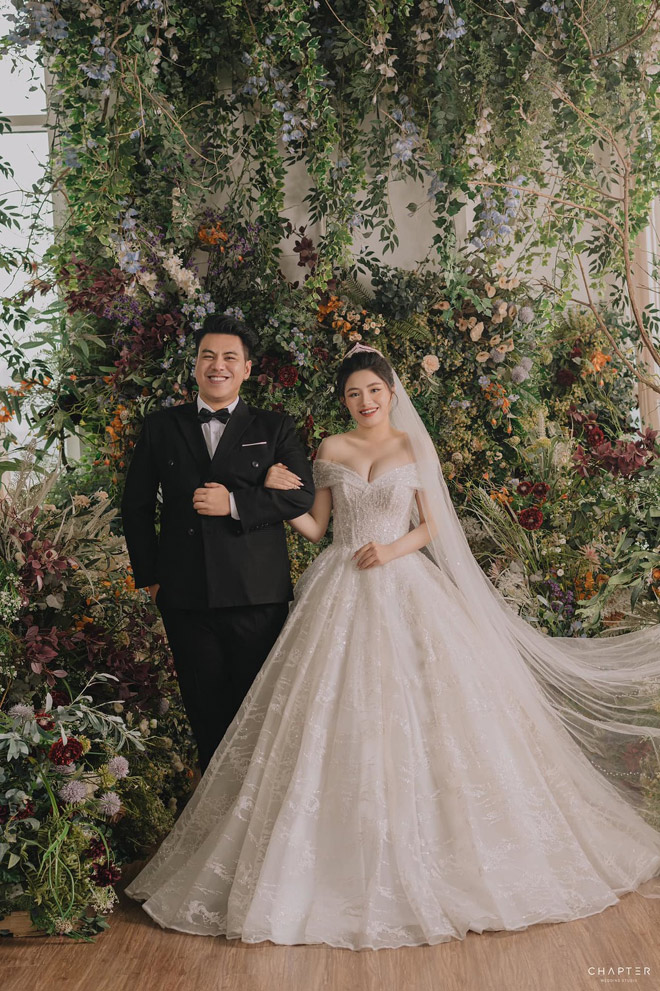 Đám cưới con trai Chu Hùng - một sự kiện đầy ấn tượng với sự tham gia của những người nổi tiếng và quyền lực. Hình ảnh của đám cưới khiến ai ai cũng phải ngưỡng mộ với sự lộng lẫy và ngập tràn hạnh phúc. Hãy khám phá những khoảnh khắc đó trong bộ sưu tập ảnh này.