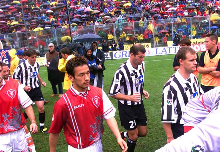 Juventus của Zidane mùa 1998/99, mùa trước vô địch và mùa sau tụt xuống tận thứ 7