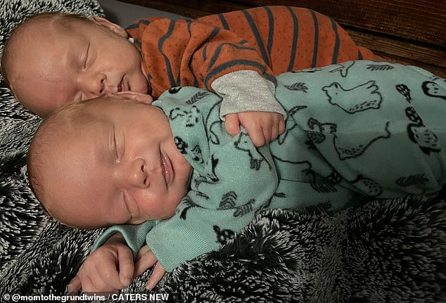 Cặp song sinh 8 tháng tuổi không ngừng la hét khi mẹ bắt ngủ xa nhau - 10