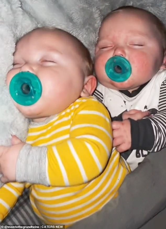 Cặp song sinh 8 tháng tuổi không ngừng la hét khi mẹ bắt ngủ xa nhau - 8