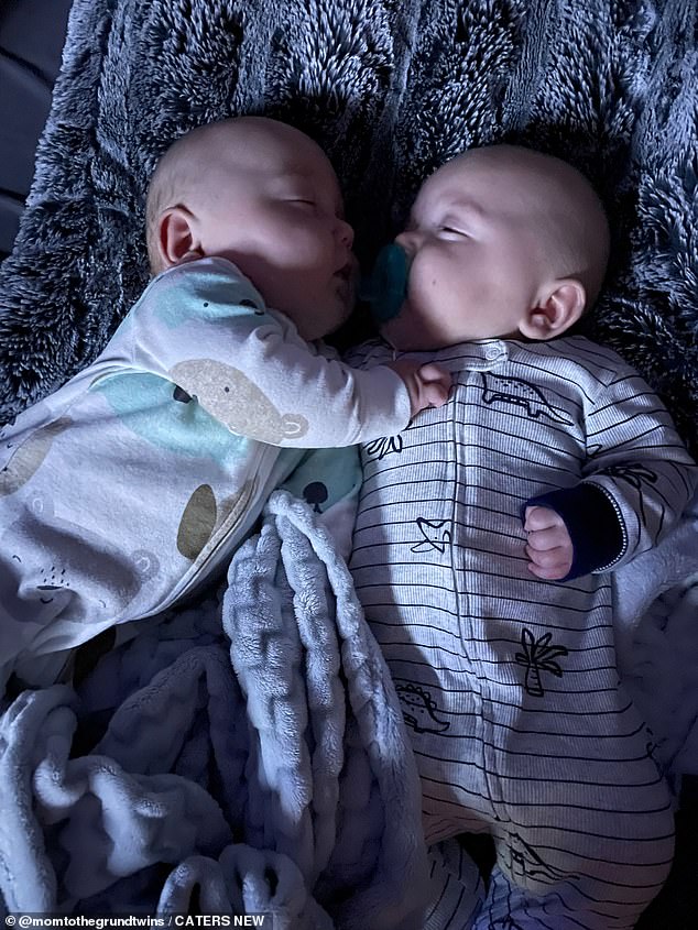 Cặp song sinh 8 tháng tuổi không ngừng la hét khi mẹ bắt ngủ xa nhau - 9