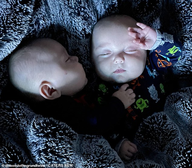Cặp song sinh 8 tháng tuổi không ngừng la hét khi mẹ bắt ngủ xa nhau - 12