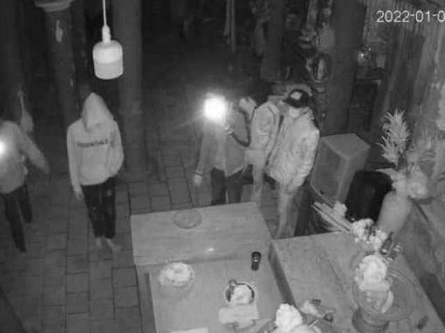 Pháp luật - Truy tìm 5 nghi phạm lấy 4 hòm công đức ở chùa La Quảng Ninh