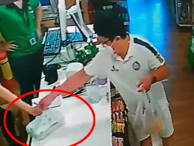 Pháp luật - Camera ghi cảnh "cầm nhầm" túi có hàng chục triệu đồng ở Diamond Plaza