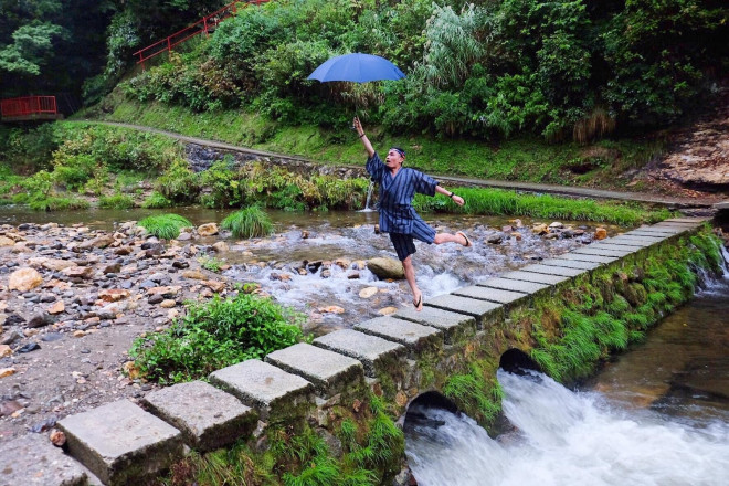 Suối nước nóng Ginzan Onsen đẹp mê hoặc trong ngày mưa - 8