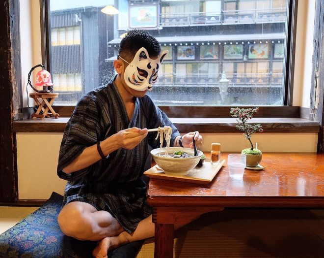 Suối nước nóng Ginzan Onsen đẹp mê hoặc trong ngày mưa - 10