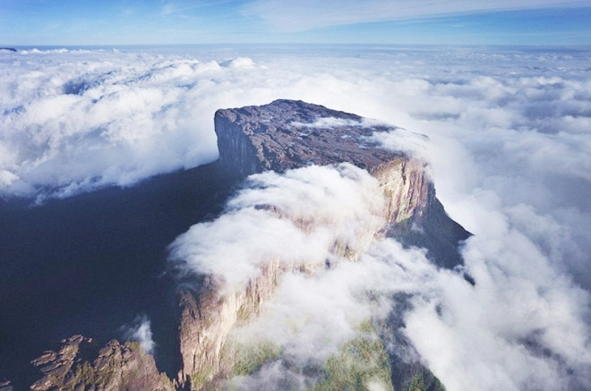 Thổ dân Pemon tại vùng Gran Sabana thuộc miền đông nam Venezuela gọi Tepuis là "ngôi nhà của những vị thần" do chiều cao ấn tượng của nó