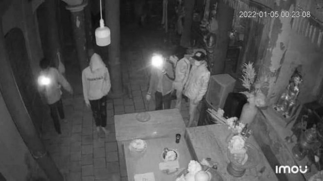 Hình ảnh nhóm đạo chích vào chùa La bê hòm công đức