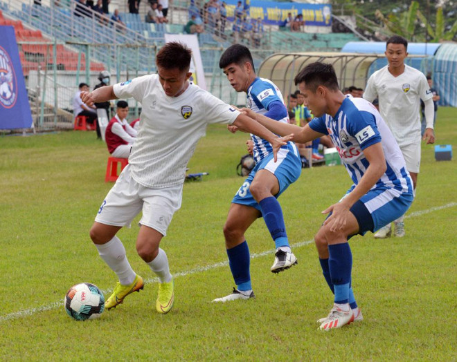Thiếu kinh phí hoạt động, CLB An Giang (áo trắng) phải rút lui khỏi Giải Hạng nhất quốc gia 2022. Ảnh: VPF