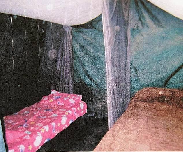 Điều kiện sống tồi tàn của gia đình Colt. Ảnh: News.