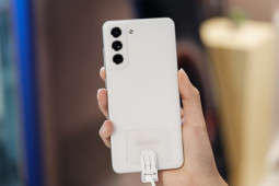 Xiaomi 12 so kè Galaxy S21 FE - Ai mới là trùm tầm trung?
