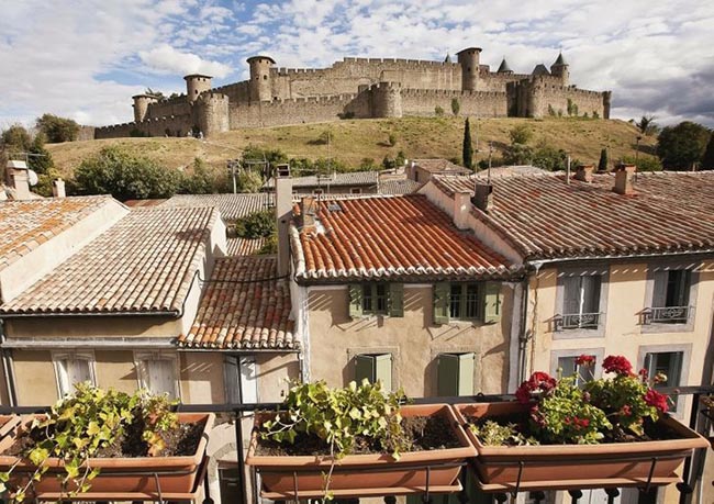 3. Carcassonne, Pháp

Bạn sẽ tìm thấy viên ngọc này nằm ở khu vực tuyệt đẹp của Aude, miền nam nước Pháp. Toàn bộ thị trấn nằm bên trong một bức tường lâu đài có từ thời Trung cổ, với một mê cung đường phố hấp dẫn. Thị trấn được bao quanh bởi những vườn nho, có những nhà hàng nằm trong các góc khuất để du khách tận hưởng các món ăn và đồ uống chính thống của Pháp.
