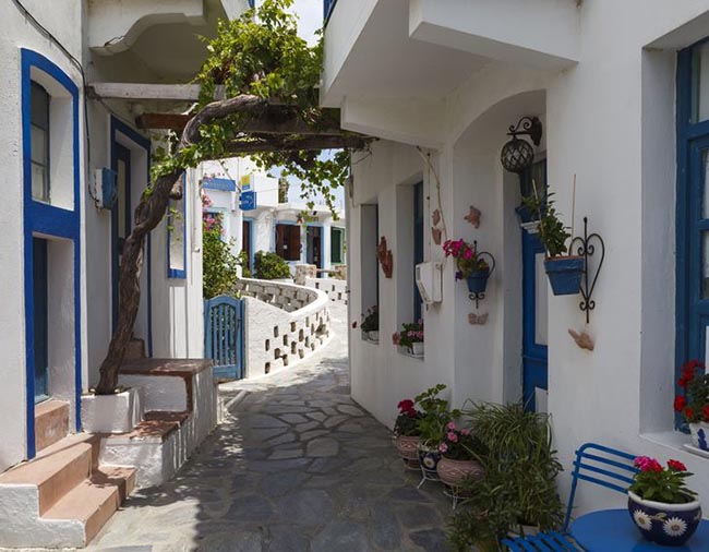 7. Đảo Nisyros, Hy Lạp

Rất nhiều hòn đảo ở Hy Lạp rất đông đúc, nếu không thích Mykonos hay Santorini, bạn có thể ghé qua đảo Nisyros này. Địa điểm này ít được biết đến nhưng vẫn có nét quyến rũ với những con đường rải sỏi, những ngôi nhà màu trắng hay các bãi biển nguyên sơ.
