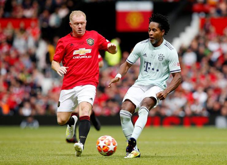 Ze Roberto (phải) khi tranh bóng với Paul Scholes trong trận đấu giữa các huyền thoại của MU và Bayern Munich vào năm 2019