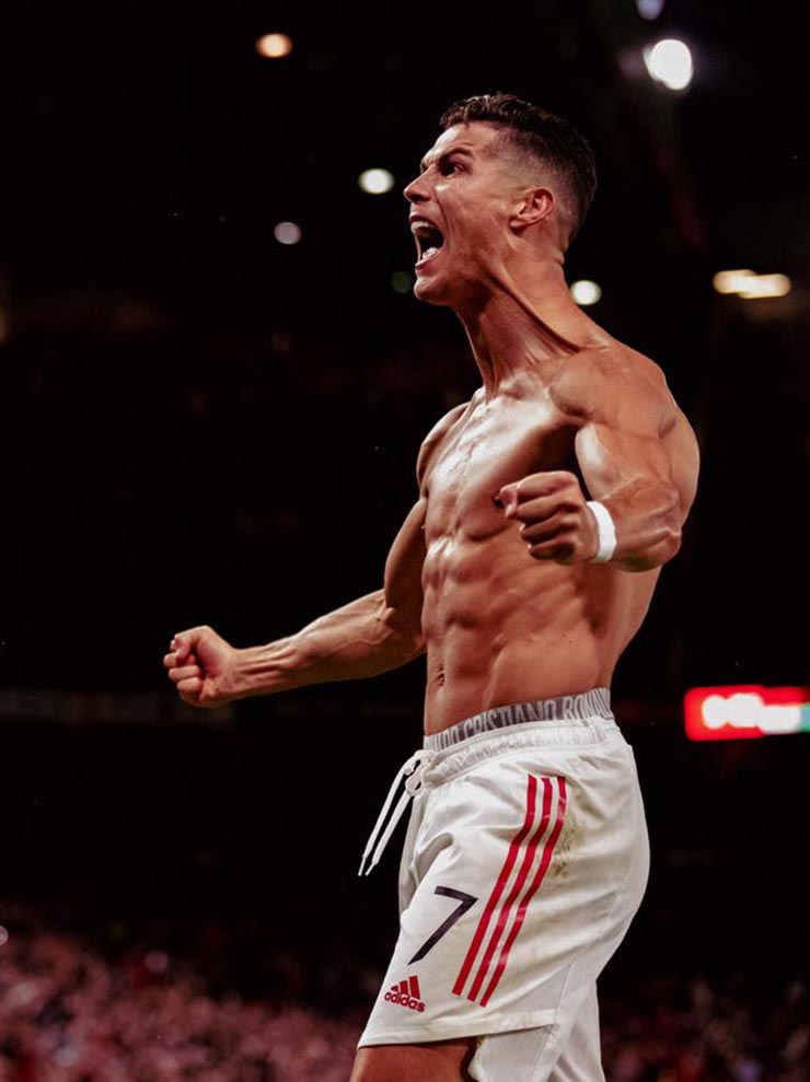 Ronaldo không ít lần cởi áo ăn mừng bàn thắng khoe cơ bụng 6 múi ấn tượng của mình