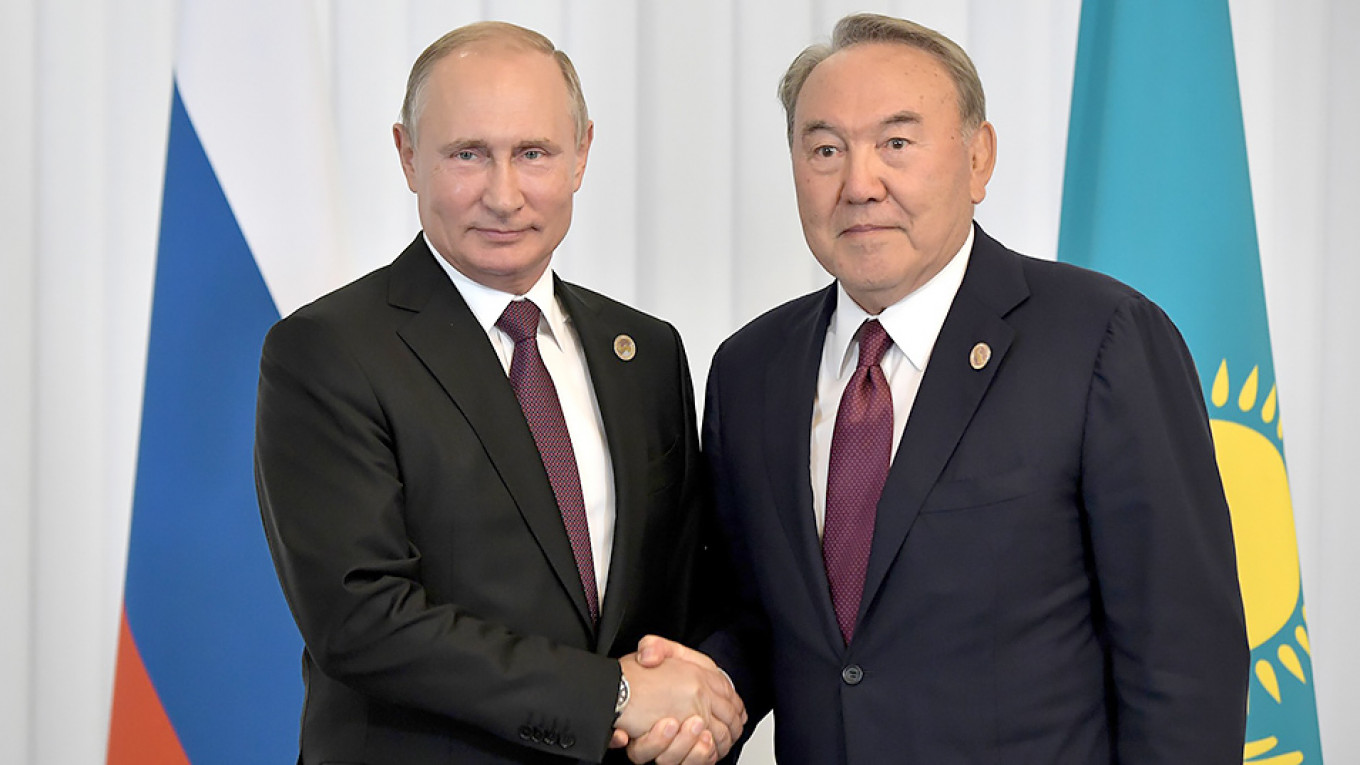 Ông Putin trong một cuộc gặp với cựu lãnh đạo Kazakhstan,&nbsp;Nursultan Nazarbayev, người từng là Tổng thống Kazakhstan từ năm 1990 đến năm 2019.