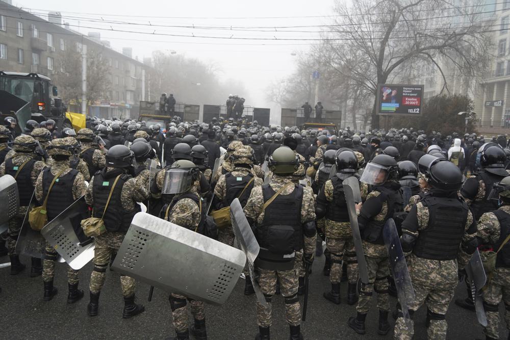 Cảnh sát chống bạo động chặn người biểu tình trên một con đường lớn ở Almaty, Kazakhstan (ảnh: AP)