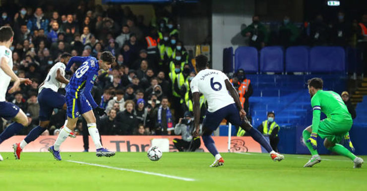 Tottenham gặp bất lợi lớn khi thua 0-2 trong chuyến làm khách của Chelsea tại lượt đi bán kết League Cup