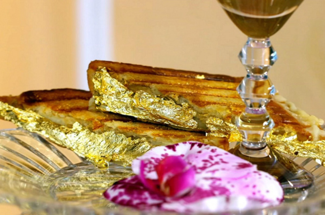 Thông thường, những món ăn phủ vàng luôn gắn liền với mức giá “trên trời”. Tuy nhiên, những món ăn dát vàng dưới đây lại có giá khá “mềm”, trái ngược hẳn với vẻ ngoài đắt đỏ. 
