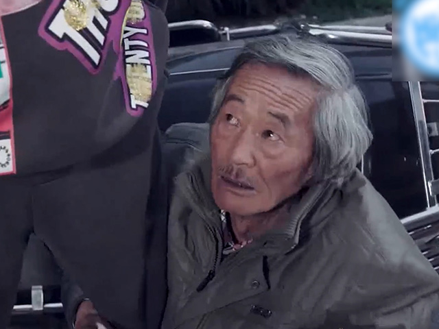 Cười 24H - Ông cụ ăn vạ thanh niên cuối cùng lại mất luôn chiếc xe máy