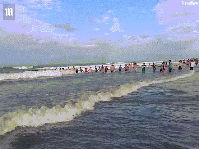 Thế giới - Video: "Sợi dây tình người" cứu mạng thanh niên sắp chết đuối