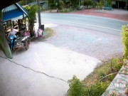 Phi thường - kỳ quặc - Phản ứng &quot;nhanh như chớp&quot;, cô gái may mắn thoát khỏi cú đâm trực diện của xe tải