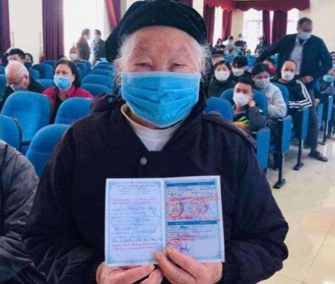 Cụ bà Hoàng Thị Đảng, 100 tuổi phấn khởi vì đã hoàn thành tiêm mũi 3 vaccine Covid-19