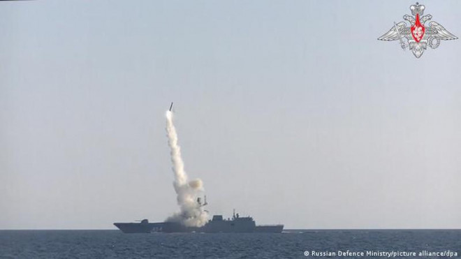 Tên lửa hành trình siêu thanh Zircon của Nga được phóng từ tàu khu trục Đô đốc Gorshkov trong một cuộc thử nghiệm. Ảnh: DW