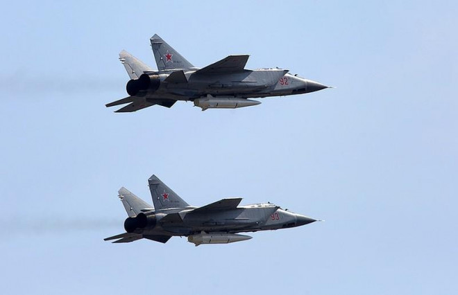 Tiêm kích MiG-31 được trang bị tên lửa siêu thanh Kinzhal. Ảnh: Yulia Loris/TASS