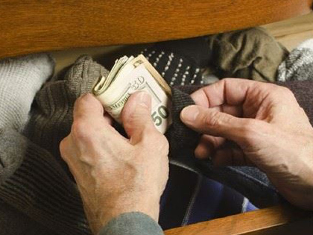 Bạn trẻ - Cuộc sống - Phát điên khi phát hiện bí mật về cọc tiền chồng giấu trong ngăn kéo