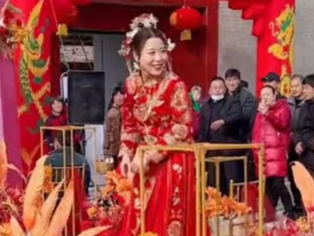 Phi thường - kỳ quặc - MC thẳng thừng đuổi cô dâu khỏi sân khấu, dân tình nín thở hóng chuyện rồi cười thích thú