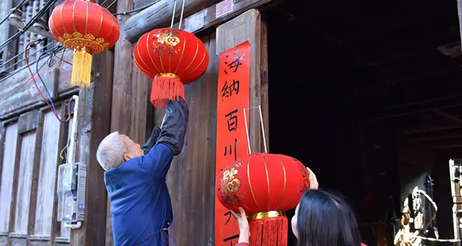 Các hoạt động chính trong dịp Tết của Trung Quốc bao gồm nhiều việc như dọn dẹp và trang trí nhà cửa với đèn lồng và câu đối đỏ. Mọi người dọn dẹp nhà cửa kỹ lưỡng, điều này tượng trưng cho việc quét sạch những điều xui xẻo của năm trước và chuẩn bị đón những điều may mắn.

