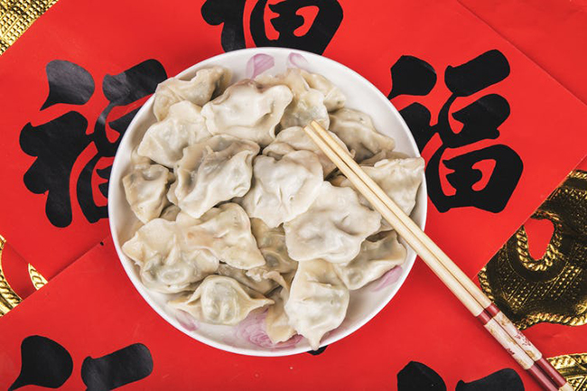 Ăn sủi cảo: Trước đây, hầu hết mọi bữa cơm vào ngày Tết ở Trung Quốc đều có sủi cảo. Ngày nay, phong tục này đã dân mai một,  nhưng mọi người vẫn ăn sủi cảo trong bữa tối Giao thừa hoặc bữa sáng đầu tiên của năm mới.
