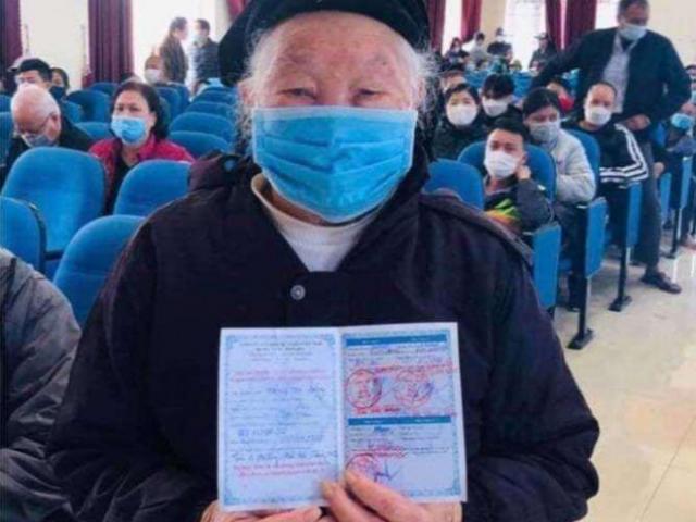 Tin tức trong ngày - Hai cụ già trên 100 tuổi ở Quảng Ninh phấn khởi tiêm vaccine Covid-19 mũi 3