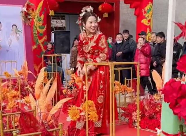 Cô dâu sững người vài giây vì phát hiện mình nhầm lẫn, sau đó lập tức cười tươi và có hành động đầy dễ thương để "gỡ quê".