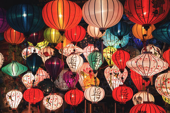 Năm mới của Trung Quốc kết thúc với Lễ hội đèn lồng: Rằm đầu tiên của năm (âm lịch) là Tết Nguyên Tiêu hay lễ hội đèn lồng, là dịp mọi người cùng nhau đi chơi xuân.
