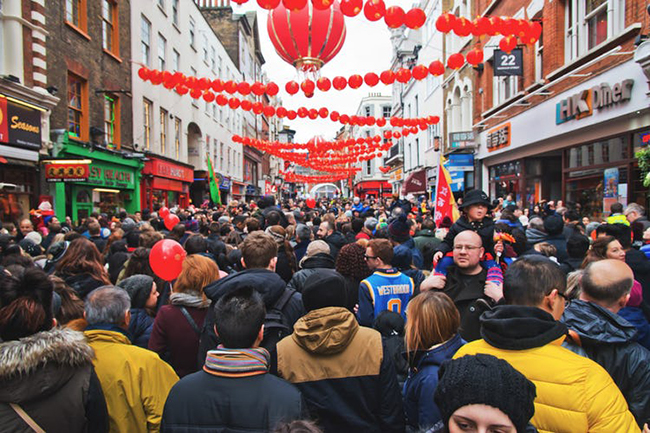 Tết Nguyên Đán được tổ chức khắp nơi trên thế giới: Cứ 5 người trên thế giới thì có một người là người Trung Quốc, chưa bao gồm hàng triệu người gốc Hoa tại nước ngoài. Ở London, Anh; San Francisco, Hoa Kỳ; Sydney, Úc; tất cả đều tổ chức lễ đón Tết Nguyên đán lớn nhất bên ngoài châu Á. 
