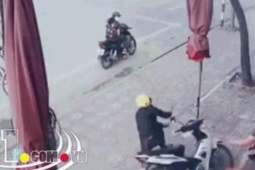 Pháp luật - Clip: Bị truy đuổi, tên trộm vứt xe máy bỏ chạy và cái kết hài hước