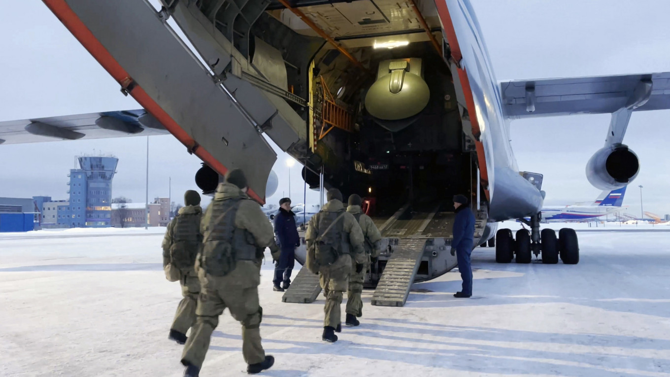 Binh sĩ Nga lên máy bay quân sự tới Kazakhstan vào sáng ngày 6.1.2022.