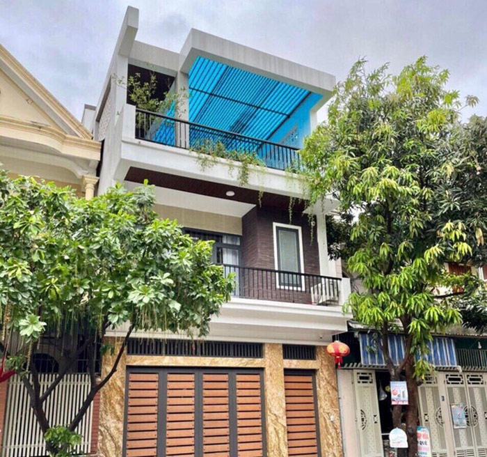 Từng chia sẻ với truyền thông, anh cho biết cơ ngơi của mình rộng 100m2 sàn, chiều dài 17m, chiều rộng 6m với 3 tầng
