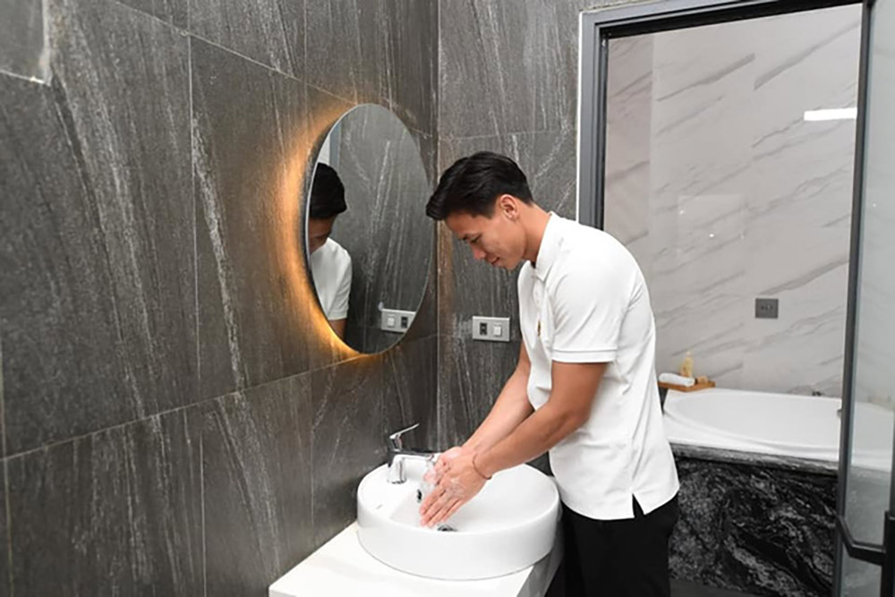 Nhà vệ sinh được nam cầu thủ thiết kế tối giản, mục đích làm tăng không gian sử dụng cho gia đình.
