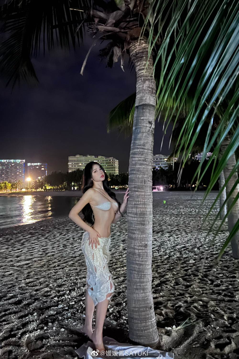 Hot girl có triệu fan trên MXH "phát sáng" giữa biển đêm với bikini úp ngược - 6