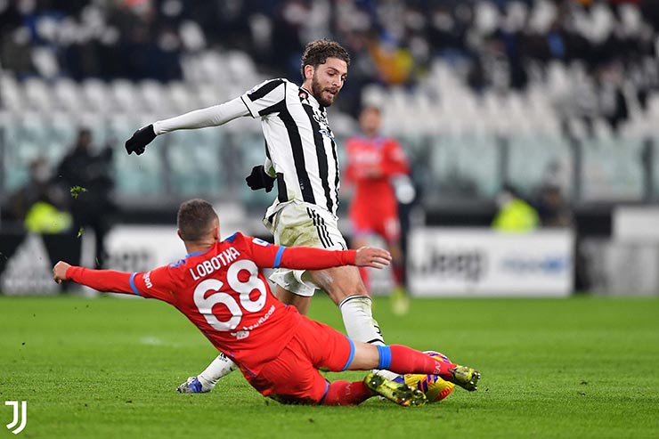 Juventus (áo sọc đen trắng) gặp nhiều khó khăn trước Napoli