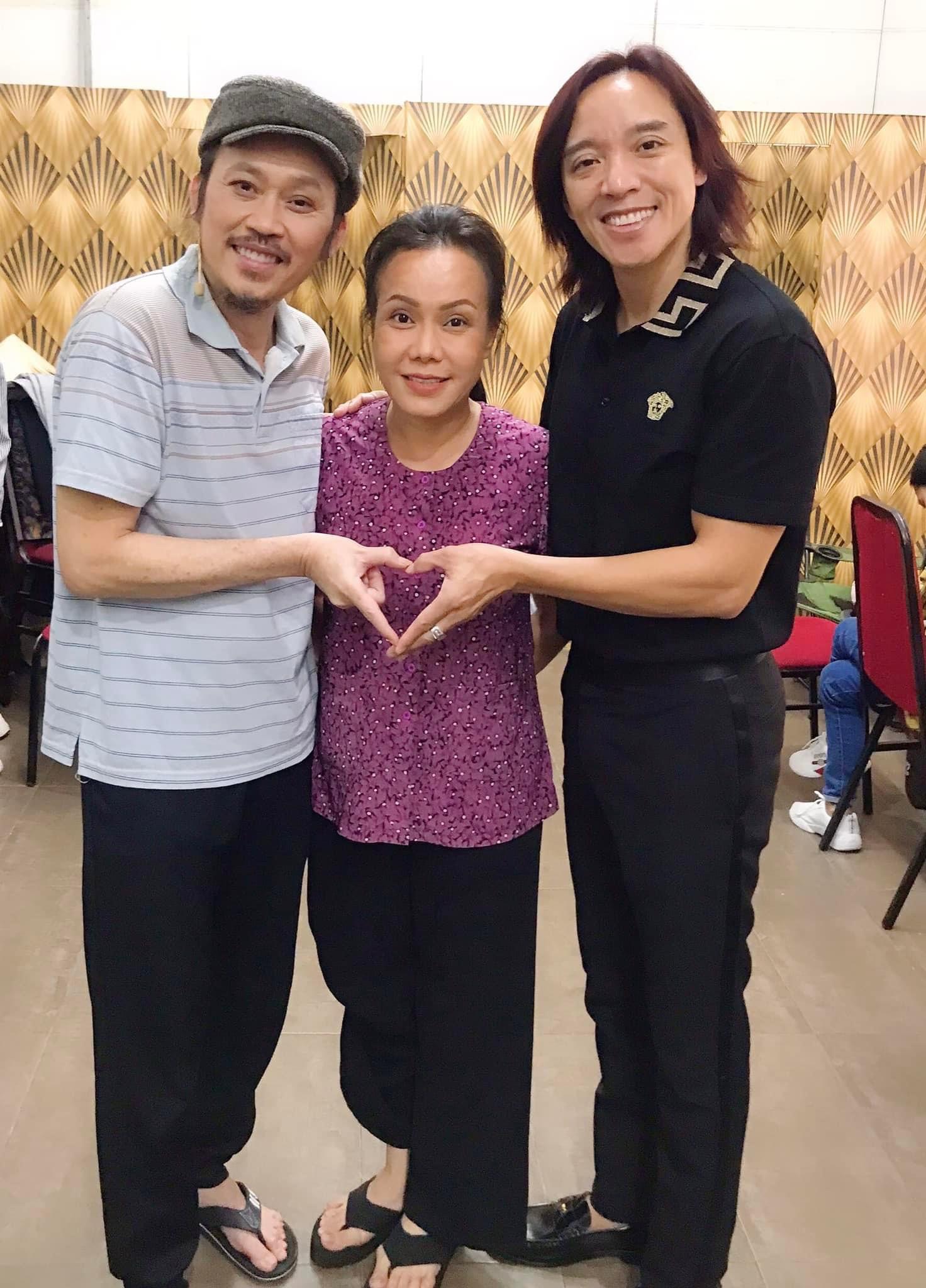 Hoài Linh cùng vợ chồng Việt Hương.&nbsp;Ảnh Song Minh