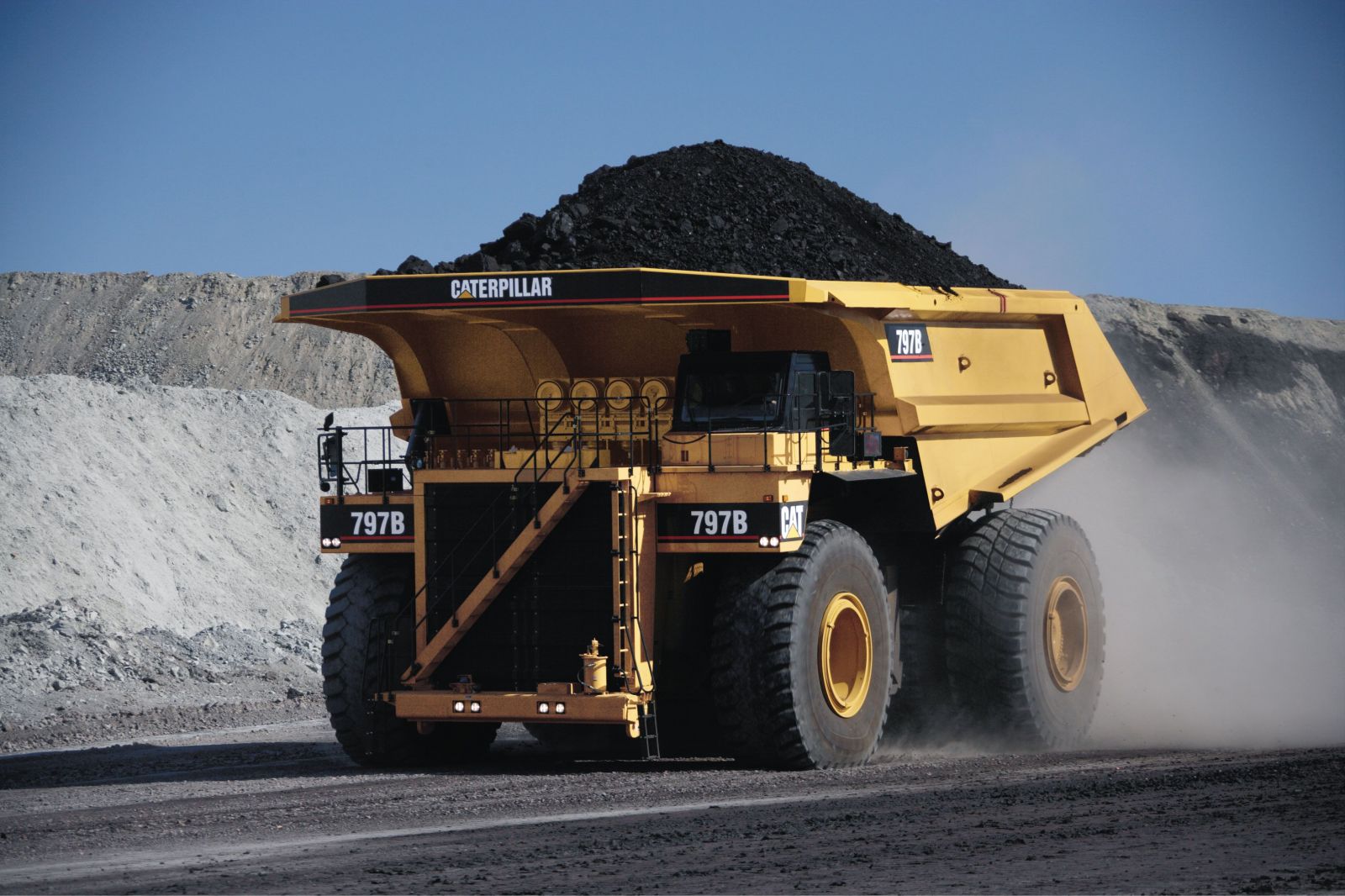 "Quái vật" vận tải khổng lồ có thể chở hơn 700 tấn, một chiếc lốp giá 30.000 USD - 1