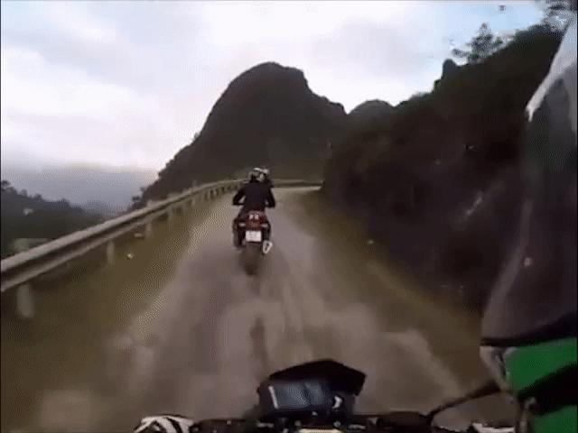 Xe máy - Xe đạp - Clip: Mô tô phóng nhanh trên đường đèo trơn trượt nhận ngay cái kết