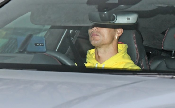 Ronaldo "né" truyền thông khi lái xe tới sân tập hôm 6/11
