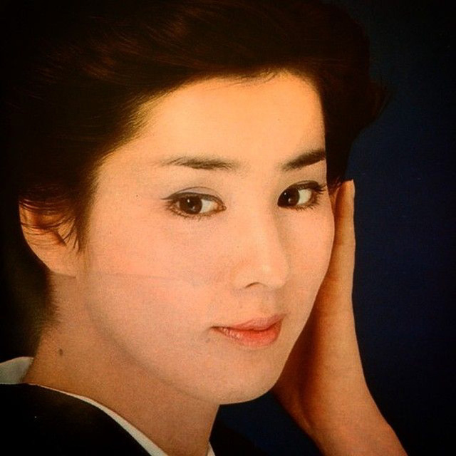 Sayuri Yoshinaga được mệnh danh là "Quốc bảo nhan sắc xứ sở phù tang". Thời điểm 69 tuổi, bà đã vượt mặt nhiều gương mặt trẻ để giành giải&nbsp;Nữ diễn viên đẹp nhất Nhật Bản.