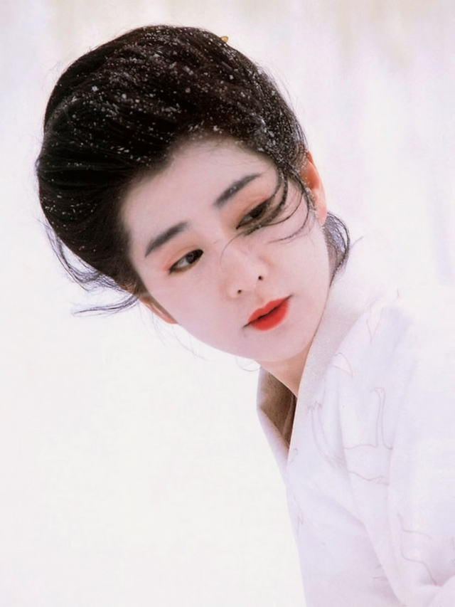 Hình ảnh Sayuri giữa trời tuyết trắng xóa vẫn được nhiều người chia sẻ cho đến bây giờ.