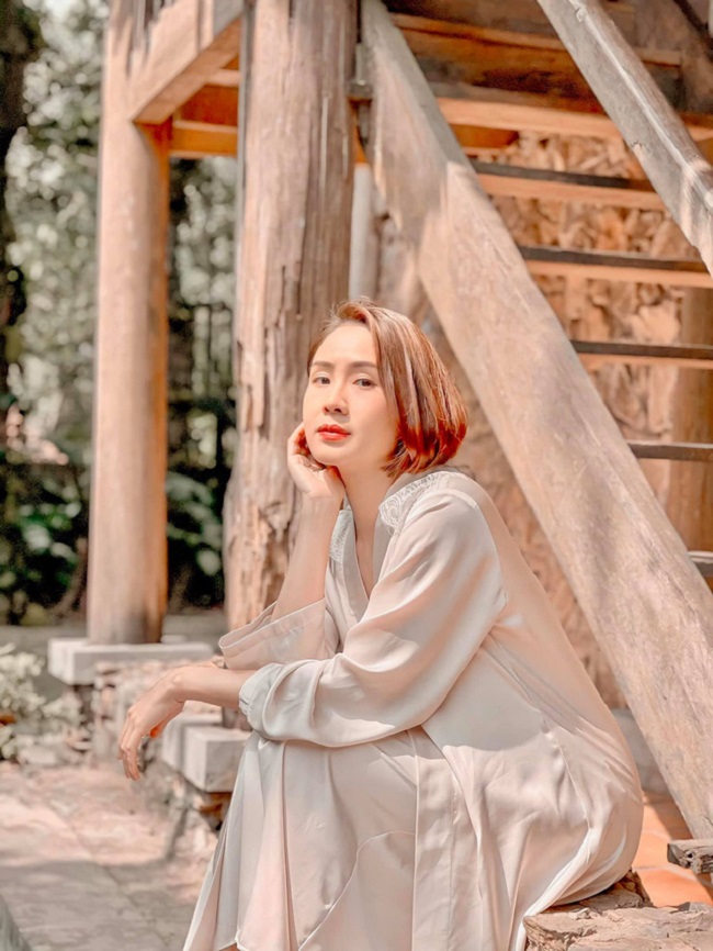 Trong "Hướng dương ngược nắng", Hồng Diễm vào vai tiểu thư nhà giàu nên các bộ váy ngủ cũng từ chất liệu cao cấp như lụa.
